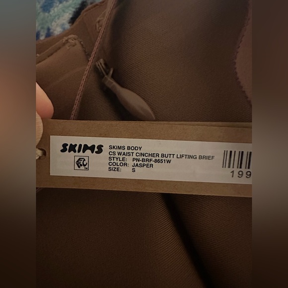 Skims Body CS Waist Cincher Butt Lifting Brief - Picture 4 of 7